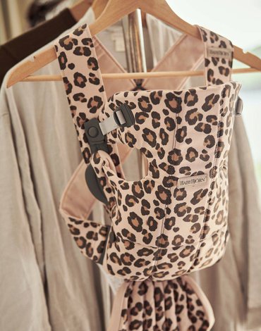 BABYBJORN MINI 3D Jersey – nosidełko, Beż/Leopard