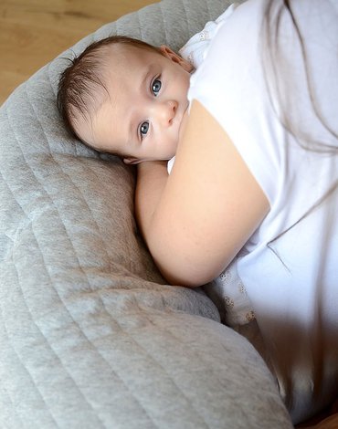 Beaba Ergonomiczna poduszka rogal dla kobiet w ciąży i karmiących Big Flopsy Fleur de coton Heather grey