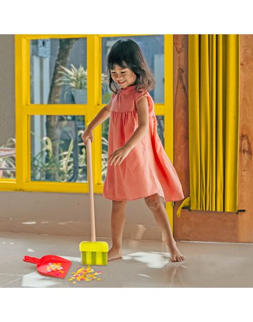 B.Toys - Clean ‘n’ Play - drewniany zestaw do sprzątania -