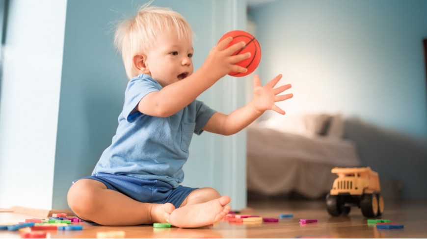 Aby zabawa z piłką wspierała rozwój – wybieramy najlepszą piłkę dla Twojego dziecka