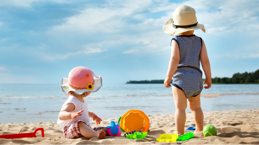 Aby nie nudzić się na plaży – szukamy plażowych zabawek dla dziecka