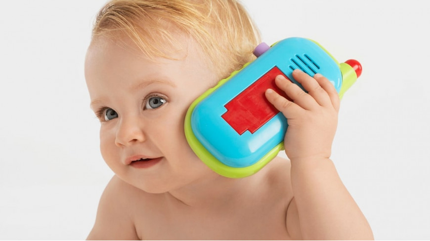 Aby wspierać naukę mówienia – pierwszy „telefon” Twojego dziecka