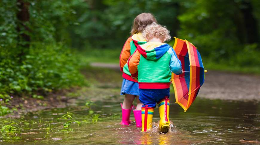 Zabawa w strugach deszczu – przyglądamy się dziecięcym akcesoriom przeciwdeszczowym