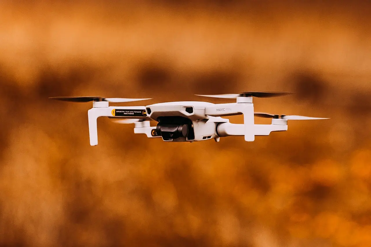 biały dron w powietrzu