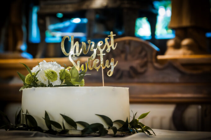 ozdobiony tort na chrzciny